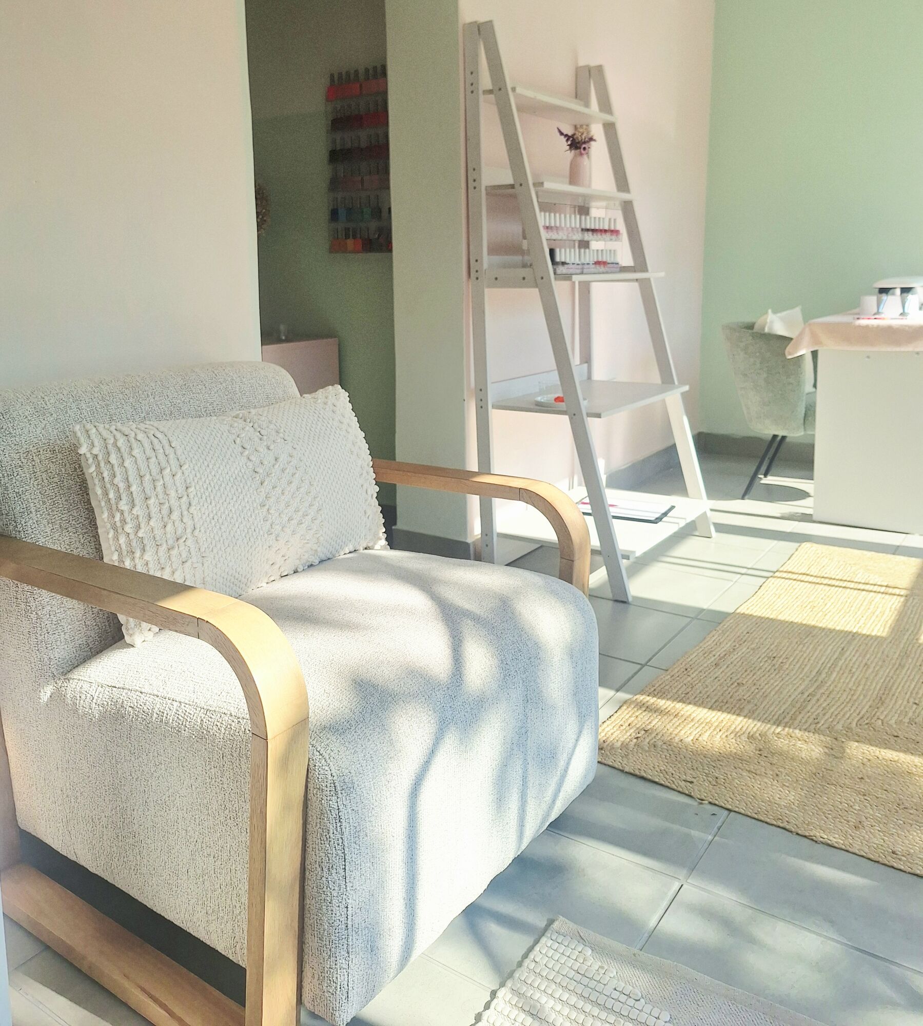 A quiet, sunlit chair inside Fraai